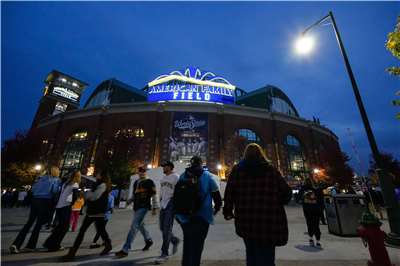 球迷們湧入聚集在「純品康納球場」(Tropicana Field)球場，準備觀賞力拼隊史首座世界大賽冠軍的密爾瓦基釀酒人隊與對手坦帕灣光芒隊之間的世界大賽第四場比賽。(AP/達志影像)