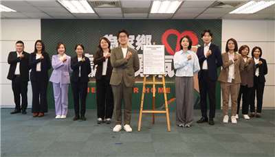 民進黨台北市長參選人沈伯洋(前)16日與民進黨40歲以下的新世代鄉鎮市長參選人共同召開記者會，簽署並發表《地方新世代扛起台灣新時代》共同宣言 。(劉玉秋攝)