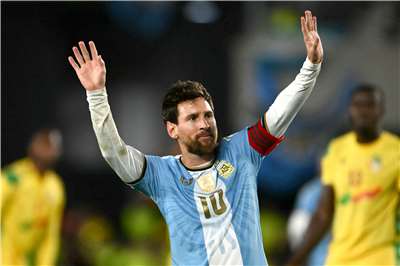 阿根廷足球巨星梅西（Lionel Messi）(前)7日代表阿根廷國家隊完成最後一場比賽，率隊以3比0擊敗貝寧隊（Benin）。