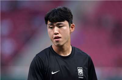 奪得金牌的南韓足球選手，除了帶來勝利榮耀之外，還有免服兵役的獎勵。但部分球員高調慶祝的方式引發民眾反彈。南韓亞運足球隊隊長李期奕(Lee Gi-hyuk，音譯)在決賽擊敗地主日本後，笑著宣稱「我不用去當兵了」而引發爭議。