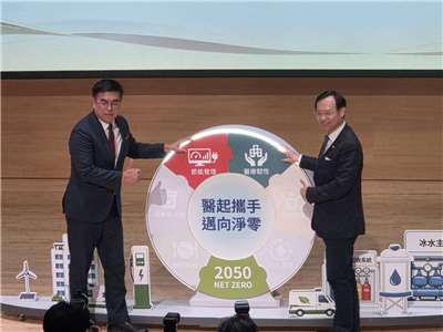 衛福部長石崇良(右)與環境部長彭啓明(左)21日攜手宣布成立「醫療永續共創聯盟」，集結全國超過200個單位響應，並發布六大永續發展藍圖。(江昭倫 攝)