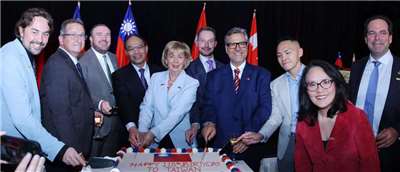 數十名參眾議員出席由駐加拿大代表處舉辦的國慶酒會。加台國會議員友好協會主席、自由黨眾議員史葛洛（Judy Sgro，中穿白衣者）率領多位跨黨派眾議員10日啟程前往台灣訪問。（駐加拿大代表處提供）