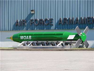 俗稱「炸彈之母」(Mother Of All Bombs, MOAB)的GBU-43/B大型空爆炸彈。(圖：維基)