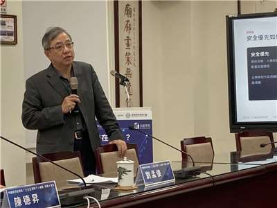 政大學國關中心6日舉行「中國經濟在換軌？『十五五』開局下的成長、科技與安全」講座，由中華經濟研究院第一所所長劉孟俊主講。(黃凡甄攝)