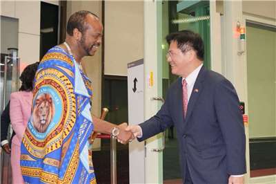 非洲友邦史瓦帝尼王國國王恩史瓦帝三世(King Mswati Ⅲ)應政府邀請，率團搭乘專機訪台參加國慶慶典活動並進行國是訪問。圖為外交部長林佳龍前往接機，代表政府與民眾表達歡迎。(圖：外交部)