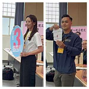 新北市長參選人27日舉行號次抽籤，民進黨新北市長參選人蘇巧慧由競辦發言人馬亨亨．夷將（前）代表抽籤，抽出1號。(圖右)； 國民黨新北市長參選人李四川由競選辦公室主任江怡臻（前）代表抽籤，抽中3號後拿出自製的看板拍照。(圖左) (合成圖∕中央社)