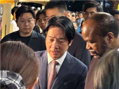 賴清德總統(左)陪同史瓦帝尼國王恩史瓦帝三世(右)逛今年國慶酒會台灣美食攤位。(謝佳興 攝)