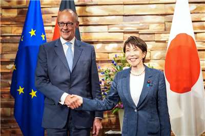 德國總理梅爾茨(Friedrich Merz，左)28日在東京與日本首相高市早苗(右)會談，雙方重申維護台灣海峽和平穩定的重要性。(翻攝X@bundeskanzler)