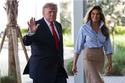 美國總統川普(Donald Trump)與第一夫人梅蘭妮亞(Melania Trump)返回佛羅里達州投票。(AFP)