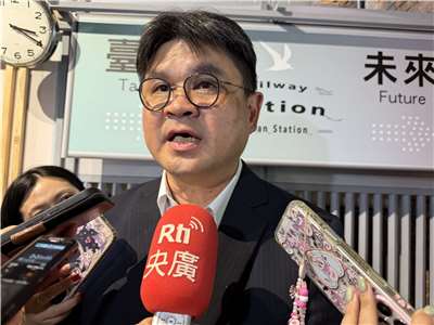 針對高鐵運量在今年中秋連假塞爆的問題，有人期盼高鐵新車提前上線來疏解，不過鐵道局長楊正君表示，新車仍需至明年7月才可望上線。(吳琍君攝)