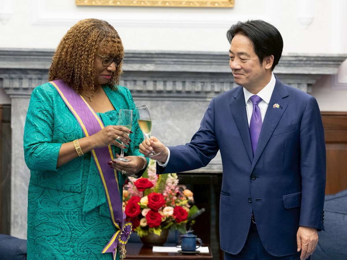 賴清德總統(右)25日頒授聖文森及格瑞那丁駐台大使柏安卓(Andrea Clare Bowman，左)大綬景星勳章 (圖取自總統府flickr)