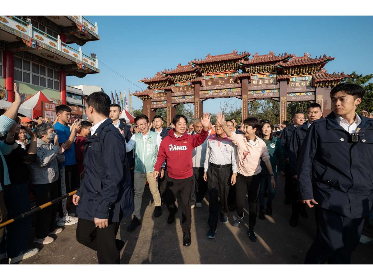 賴清德總統17日下午前往麻豆代天府參香並發放福袋 (圖取自總統府flicker)