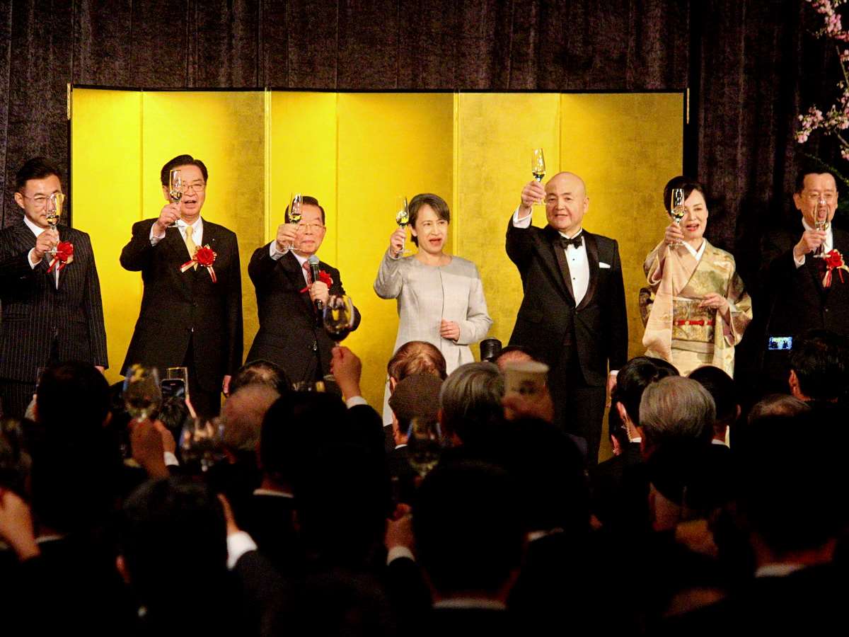 日台交流協會9日舉辦「天皇陛下華誕慶祝酒會」，圖左至右立法院副院長江啟臣、國安會祕書長吳釗燮、台日關係協會會長謝長廷、副總統蕭美琴、日本駐台代表片山和之與其夫人、國防部長顧立雄 (央廣記者王照坤 攝)
