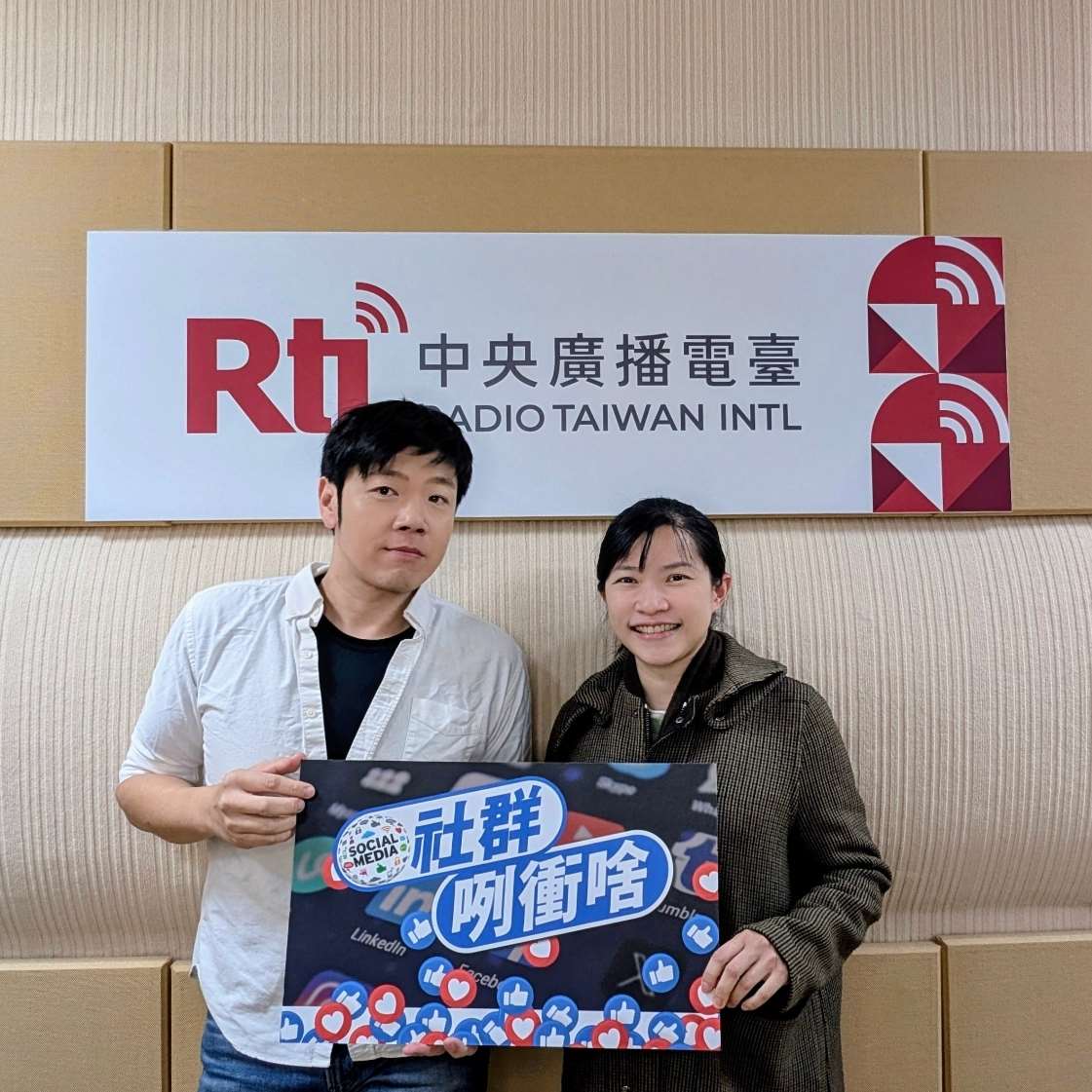 主持人亞特(左)與來賓易蓁(右)