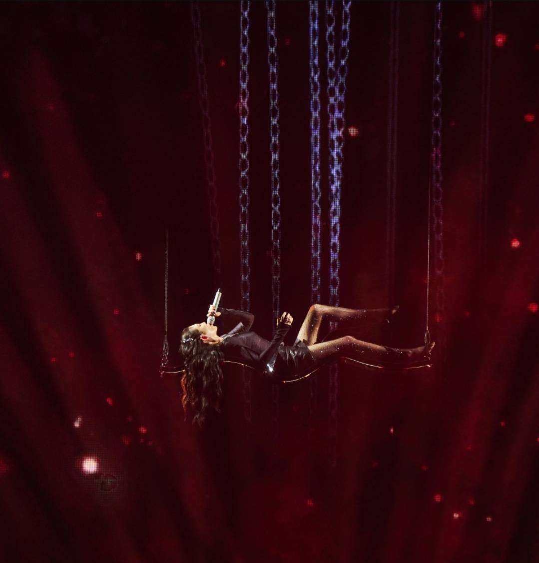 魏如萱7日晚間第五度登上小巨蛋，躺唱開場，展現非凡唱功。(好多音樂提供)