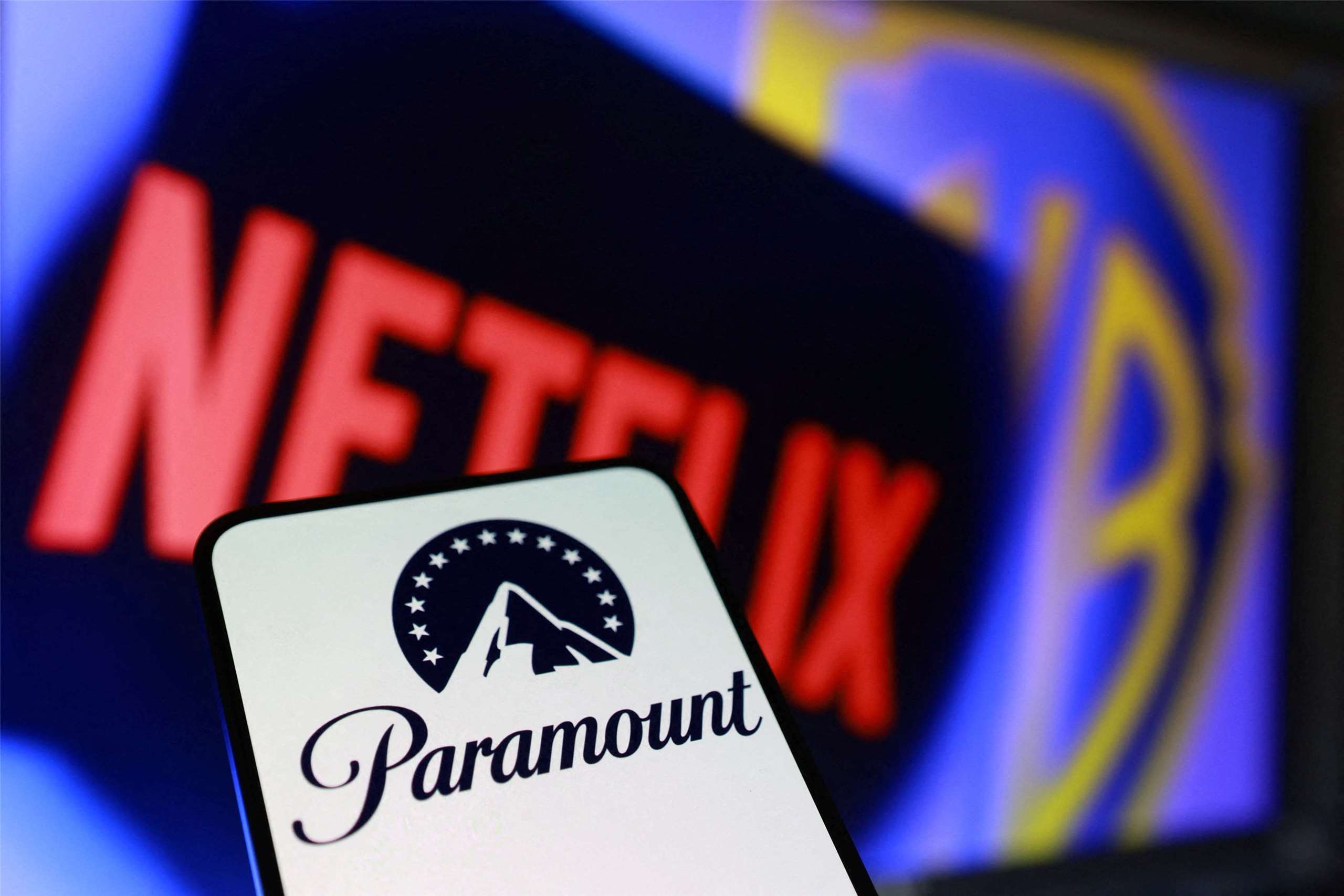 美國影業巨擘派拉蒙(Paramount Skydance)(前)、與串流平台Netflix(中)正競相搶購準備出售的華納兄弟探索公司(Warner Bros Discovery)(後)。