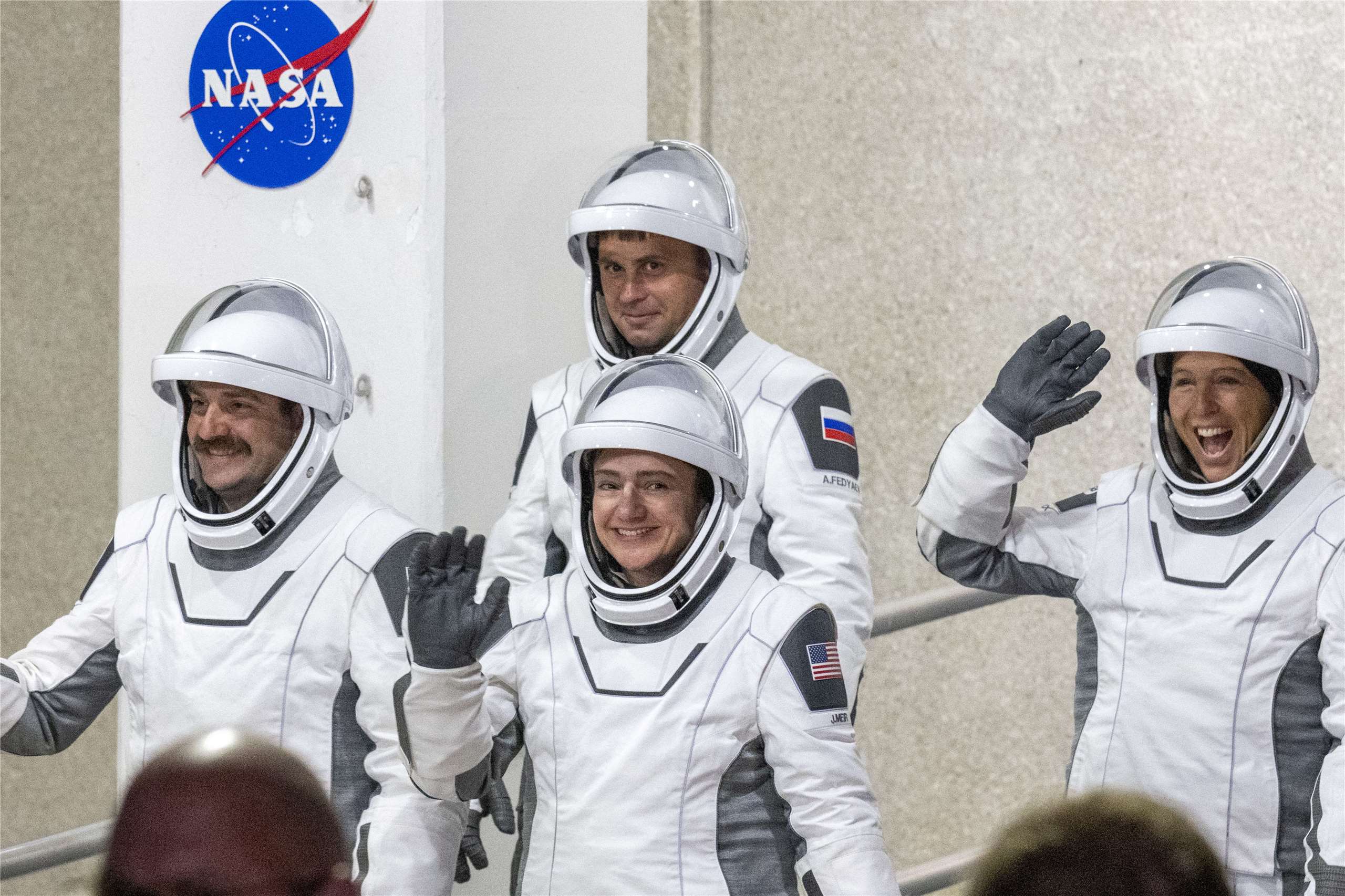 	4名太空人14日抵達國際太空站（ISS），接替先前因醫療問題被迫提前返回地球的小組，展開為期數月的科學研究任務。海瑟威(Jack Hathaway)(左)、梅爾(Jessica Meir)(中前)、費德耶夫(Andrey Fedyaev)(中後)、阿德諾(Sophie Adenot)(右)。