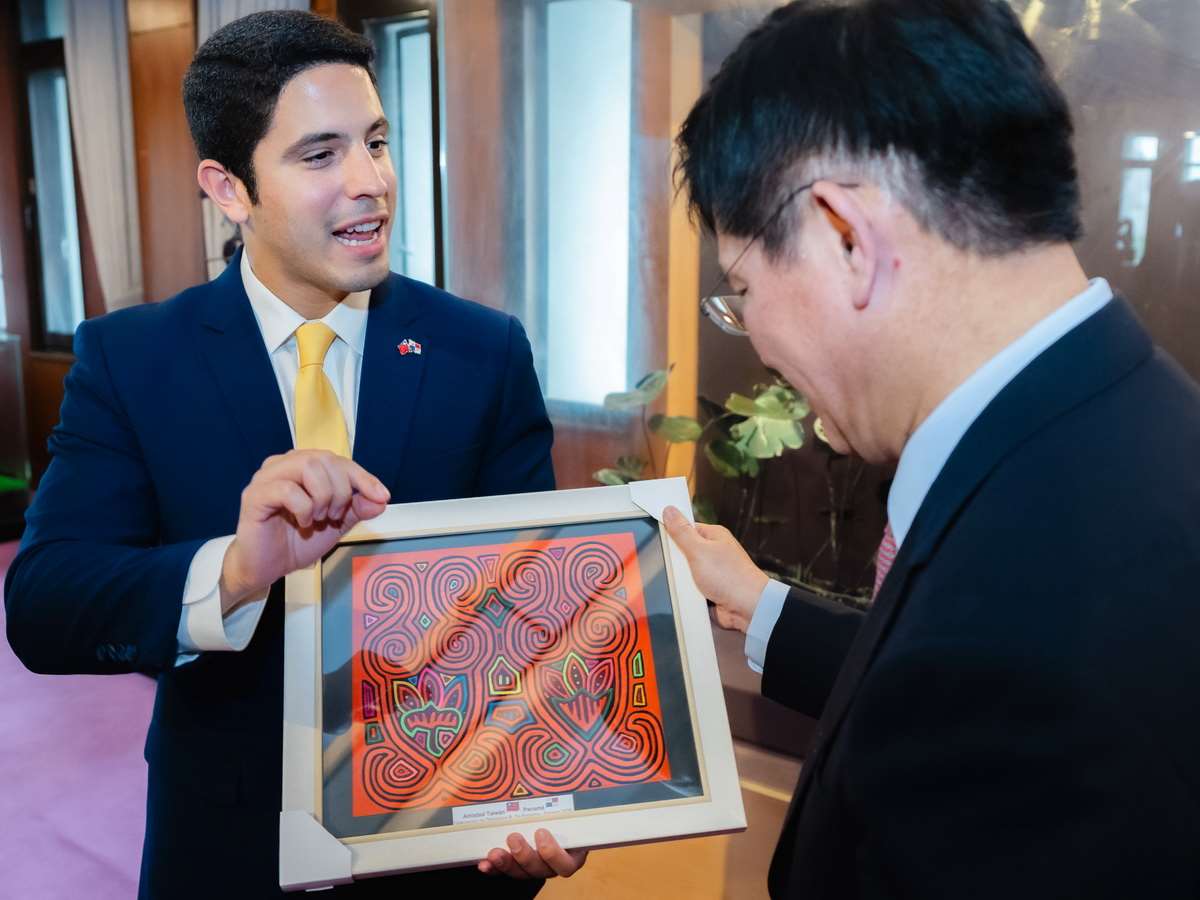 外交部長林佳龍(右)6日發文說明接待巴拿馬國會議員培瑞茲(Jose Antonio Perez，左)所率訪團的情形，並期盼雙方關係持續增溫 (圖取自林佳龍臉書)