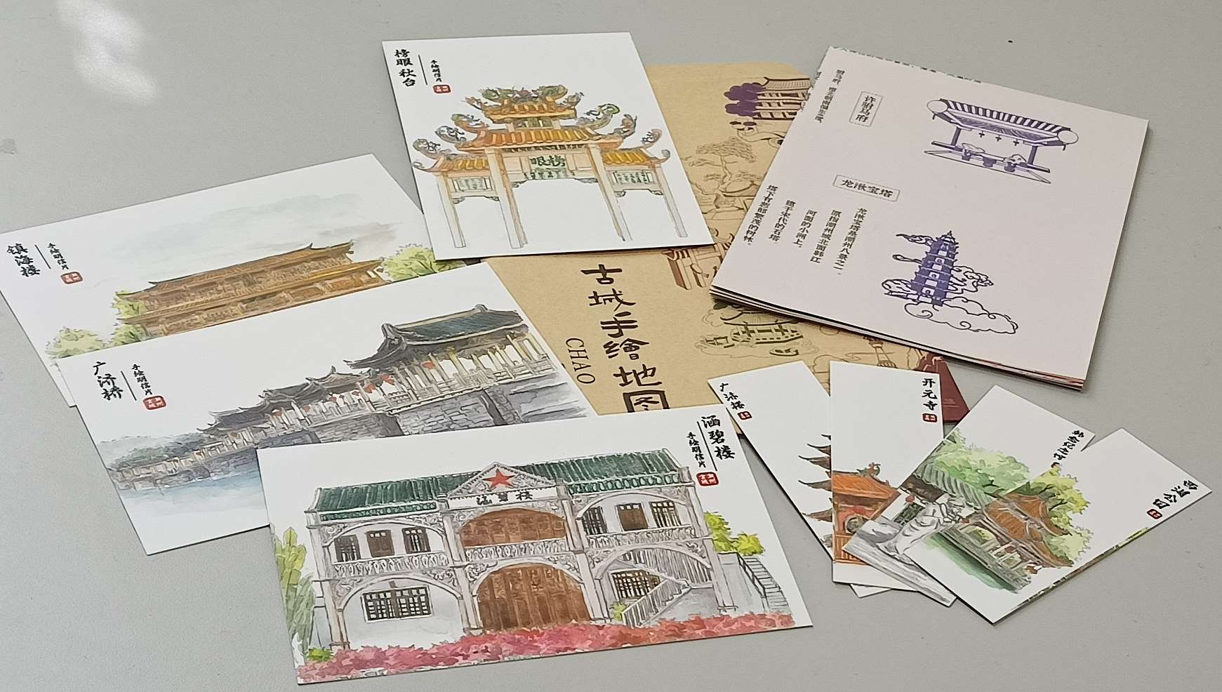中國聽友寄來的新年禮物，很文青的禮物-- 整套潮州古城的手繪地圖、明信片及書卡