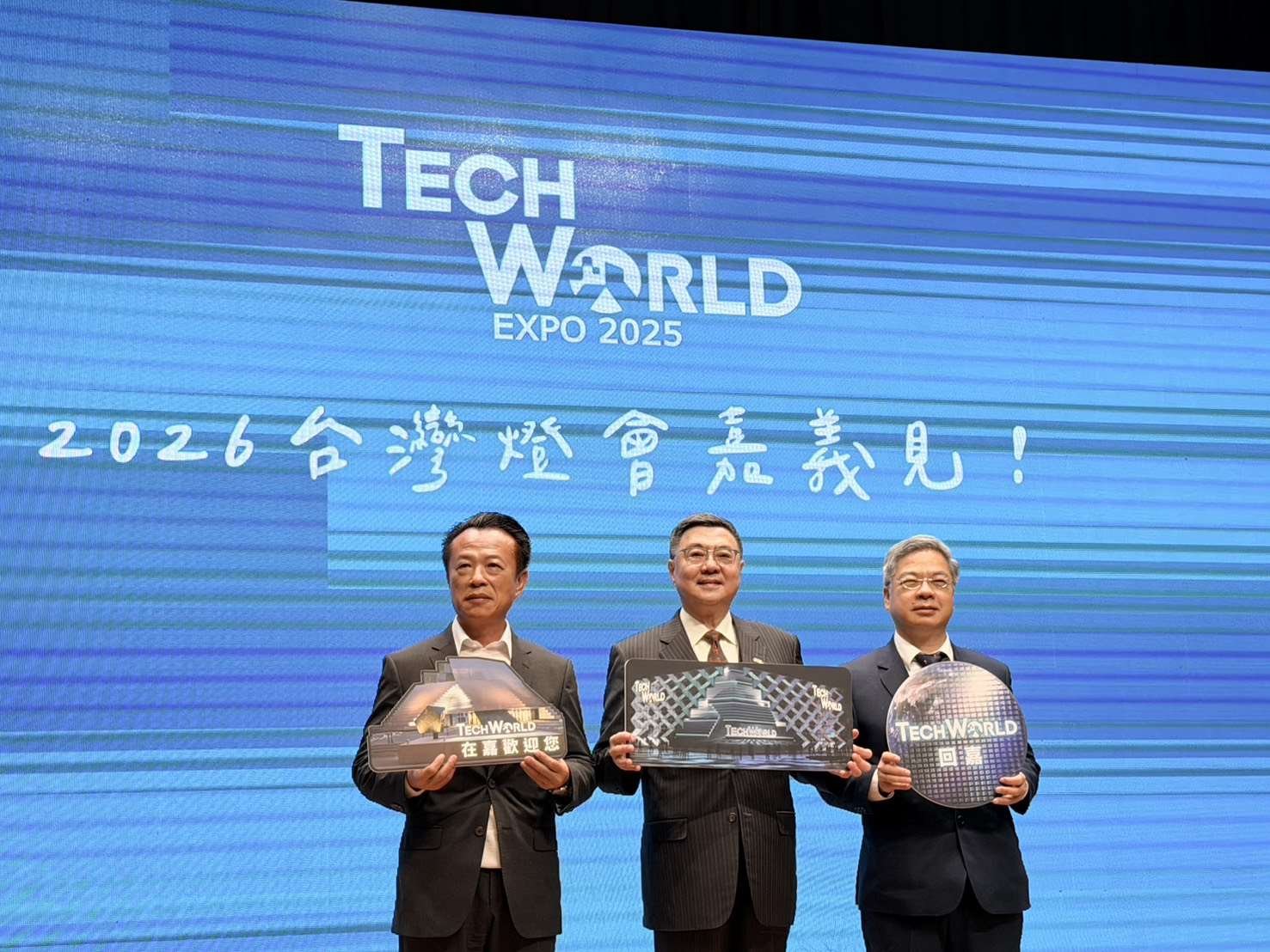 行政院4日召開記者會宣布，曾在日本大阪‧關西世界博覽會上的台灣「TECH WORLD」館，將於2026台灣燈節上展出。(鄭佑漢 攝)
