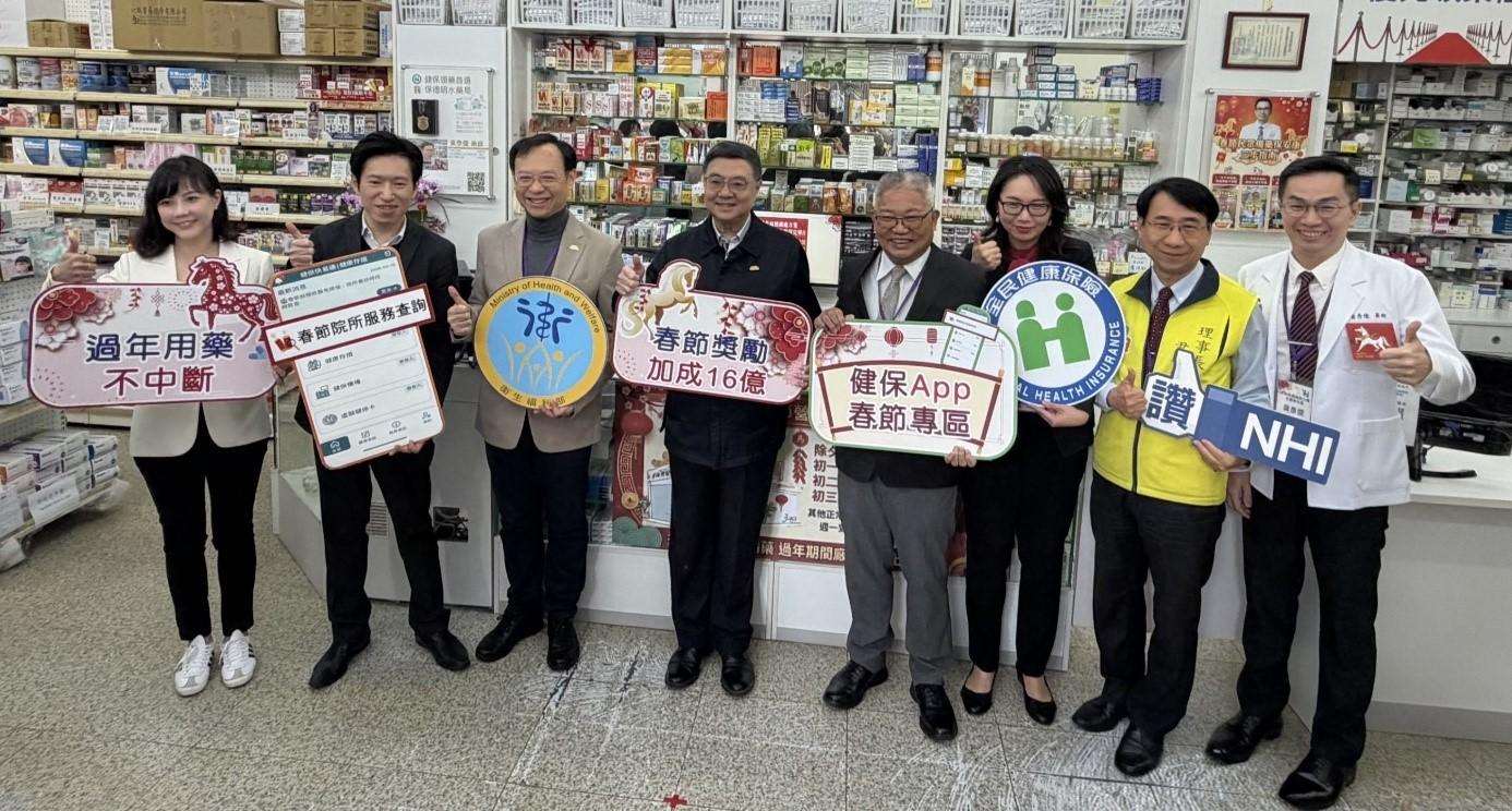行政院長卓榮泰(中)17日至台北市保德明水藥局視察春節用藥不中斷。 (圖:衛福部提供)