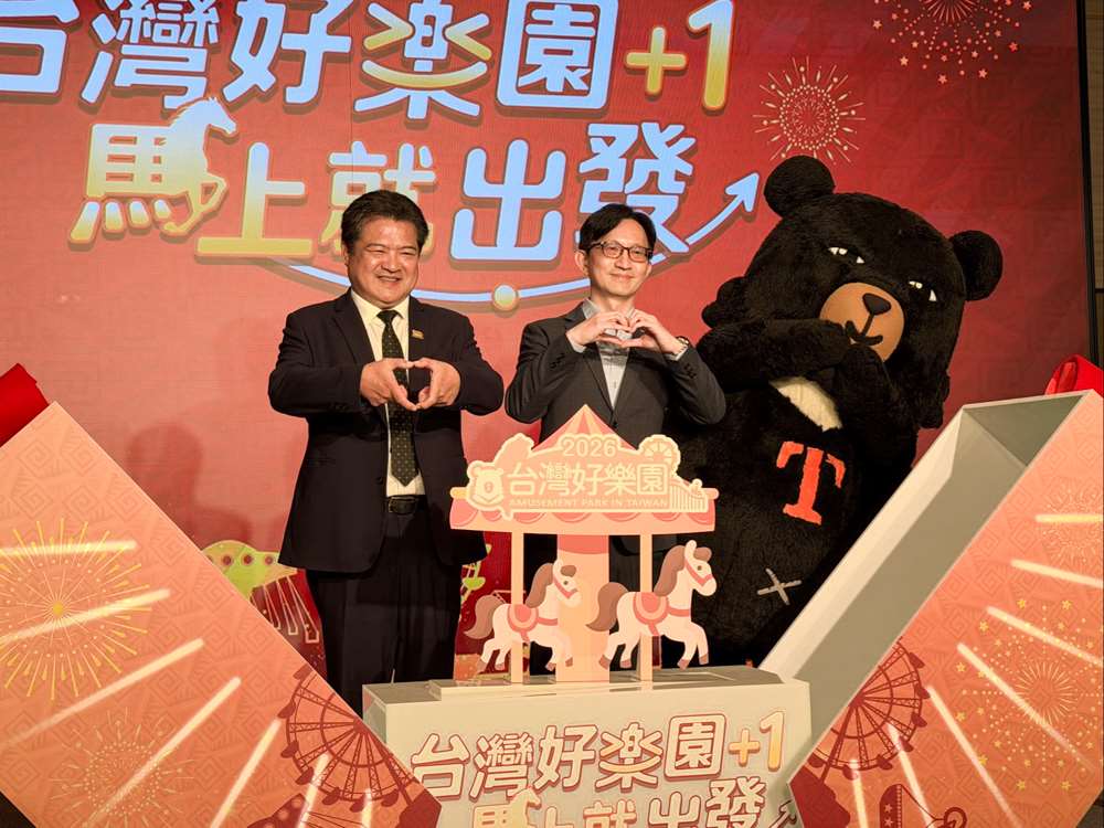 觀光署主任秘書黃易成(中)4日攜手中華民國遊樂園區協會理事長李吉田(左)和台灣觀光代言人喔熊組長(右)共同啟動「台灣好樂園+1 馬上就出發」超值優惠活動。(吳琍君攝)