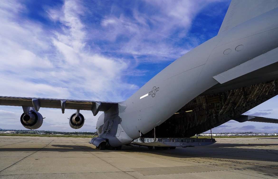 美國能源部與戰爭部首次透過空運，將一座小型核反應爐以貨機從加州運送至猶他州。(X平台)