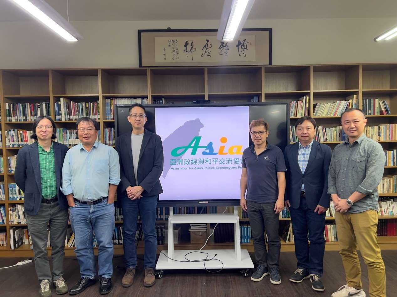 東海大學政治學系與亞洲政經與和平交流協會24日舉辦「香港的現況與轉化」座談會。圖左起梁啟智、何明修、張峻豪、鄭祖邦、吳建忠、王維邦。(亞太政經與和平交流協會提供)