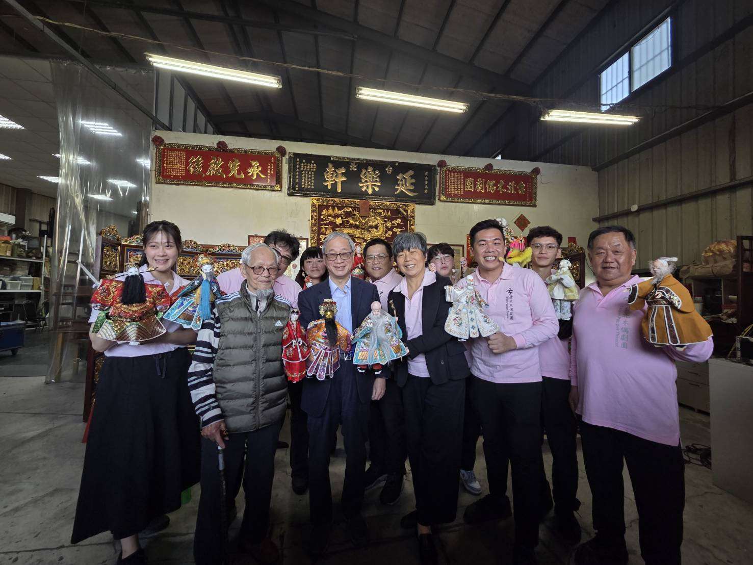 臺北木偶劇團加入文化部「台灣品牌團隊」行列，文化部長李遠(中)10日特別位於八里的劇團工作室，送上祝福。(江昭倫 攝)