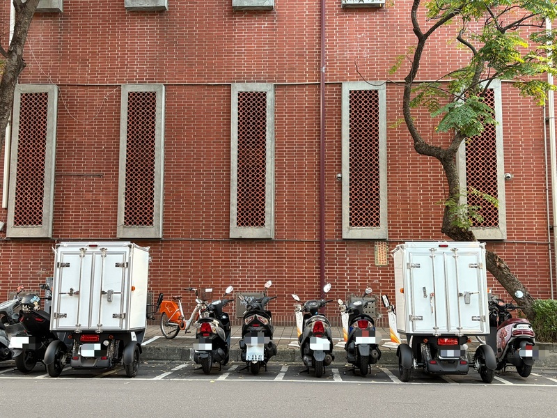 三輪機車(駕艙機車)車身寬大　一台車需占用2格車位
。圖為新北市議會旁路邊機車格停放的三輪機車。資料照片。

