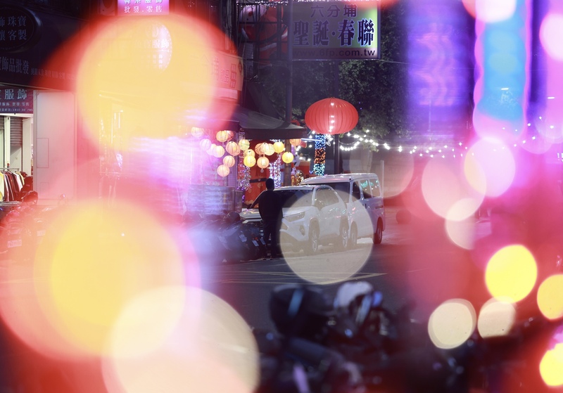 LG
北市華陰商圈充滿農曆春節氛圍（1）
農曆春節將至，台北華陰商圈充滿過年氛圍，店家也
開始販售相關應景商品。圖為12日傍晚民眾行經販售
紅色燈籠、燈飾店家。
中央社記者趙世勳攝　115年1月12日
