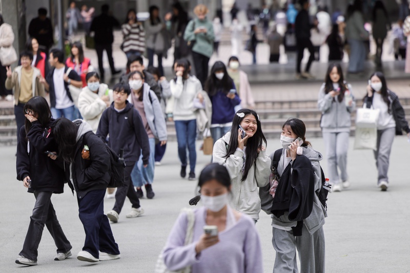 台灣2023年的高教粗在學率為90.3%，高於世界平均的43.2%和東亞平均的74.03%。
