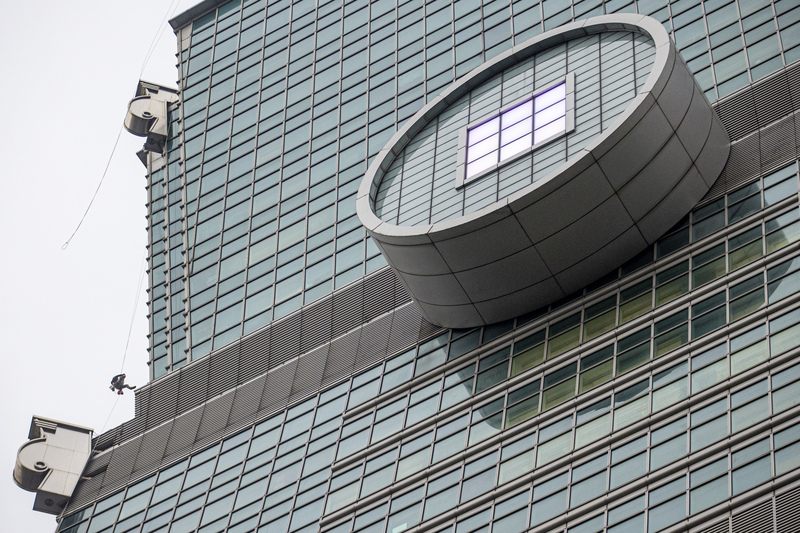 宏泰集團砸86億元拿下原中聯信託所持有的台北101股權。圖為工作人員在台北101大樓外牆進行清潔維護。

