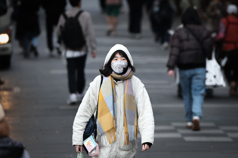 圖為民眾穿著保暖衣物。
