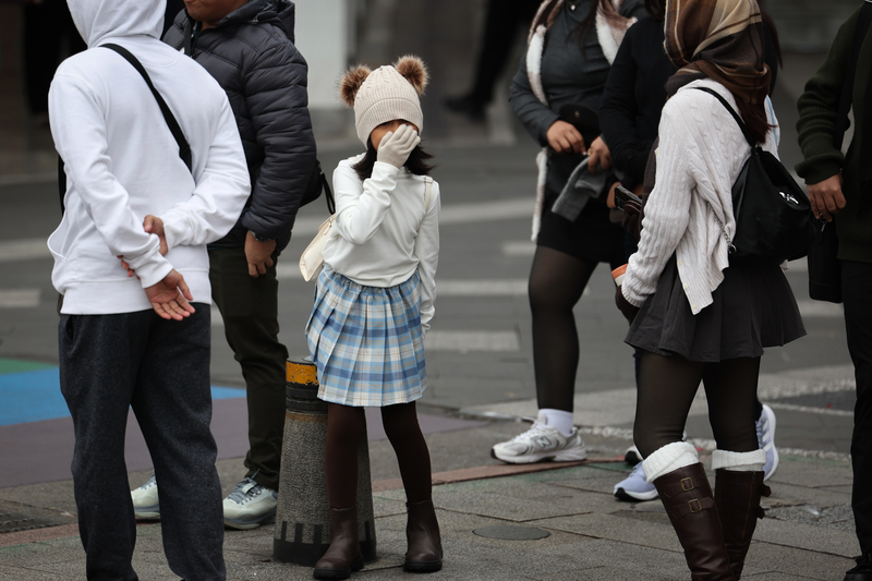 中央氣象署今天(3日)表示，6日晚間至7日鋒面通過，接著強烈大陸冷氣團南下，先濕冷後乾冷，8日晚間至9日清晨最冷，西半部平地低溫約攝氏9至11度。
