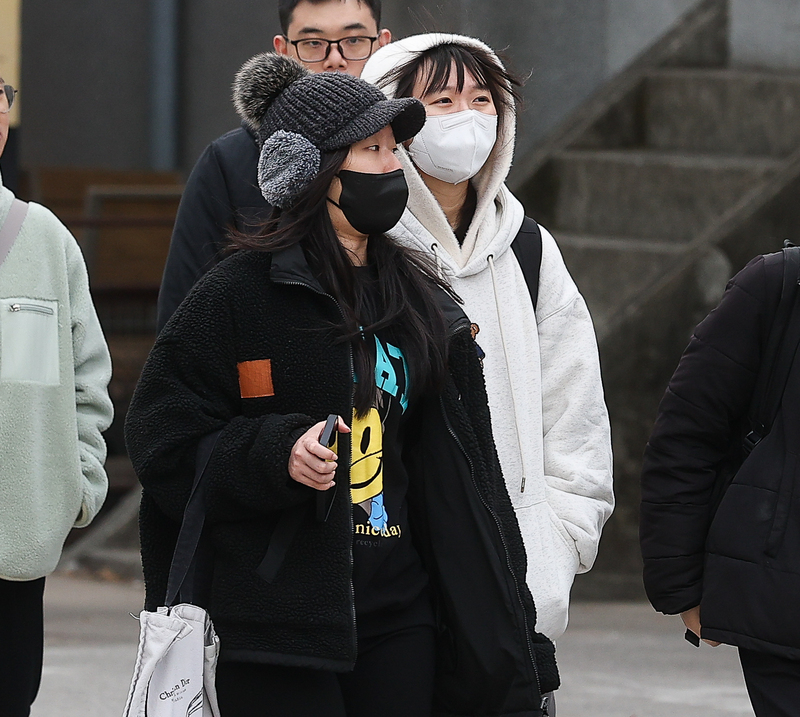 今天(8日)受到寒流影響，西半部及宜蘭低溫約攝氏8至11度，花蓮及台東12至14度，局部地區可能有10度左右或以下低溫。圖為北市中正區街頭民眾戴帽子、穿著連帽厚實衣物加強保暖。
