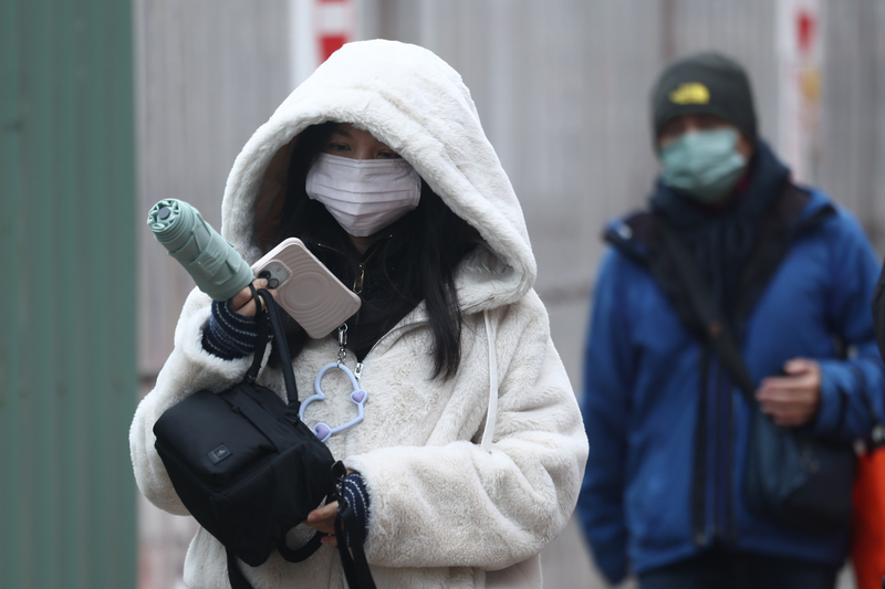 圖為民眾穿上厚重衣物。資料照。