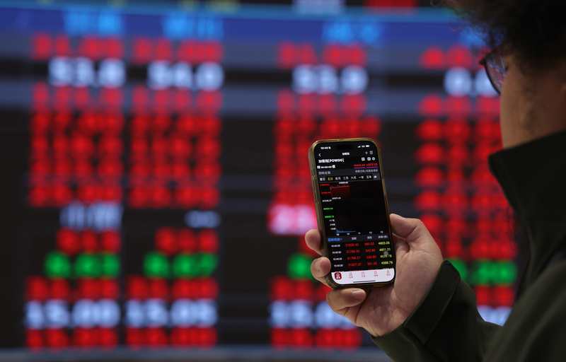 台北股市9日一早開盤就跳空大漲近900點，指數迅速收復32600點大關。示意圖。