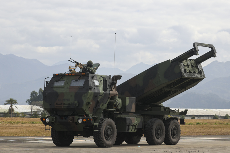 圖為陸軍部隊進行地空整體操演，出動HIMARS海馬士多管火箭系統發射車，實施遠距精準火力跨區增援。