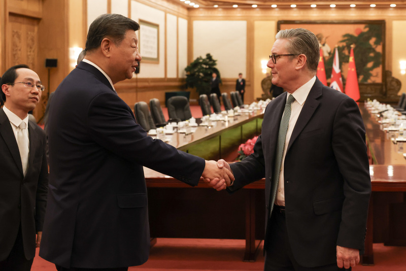 英國首相施凱爾（右）1月29日在北京與中國國家主席習近平（左）會晤。這是兩人繼2024年11月在巴西20國集團（G20）峰會舉行場邊會談後，再度面對面談話。
（英國首相府提供）
