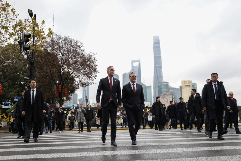 英國首相施凱爾（中右）28至31日訪問中國，31日與
隨行訪問的英國商貿大臣凱爾（中左）漫步上海外
灘。
（英國首相府提供）
中央社記者陳韻聿倫敦傳真　115年1月31日
