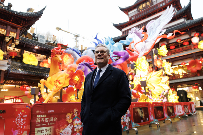 英國首相施凱爾近日先後訪問中國和日本，訪中行程尤其引發側目。圖為施凱爾3參訪上海豫園。