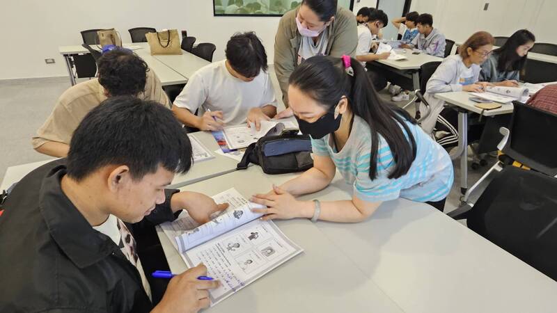 看見移工需要，台灣外籍工作者發展協會2024年首次在桃園地區開辦移工華語班，圖為移工學習華語。