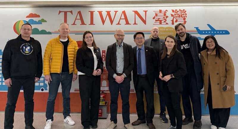 中北歐國家國會議員訪問團1日至6日訪問台灣，外交部歐洲司副司長陳明杰（右5）接機致意。
（外交部提供）