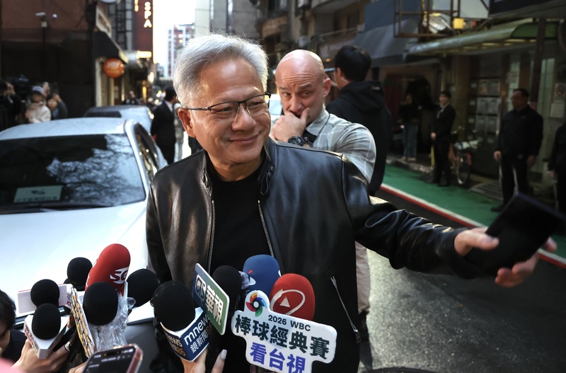 輝達（NVIDIA）執行長黃仁勳（前）傍晚到台北鄒記食舖與台積電董事長暨總裁魏哲家等人餐敘，餐會前接受媒體聯訪。