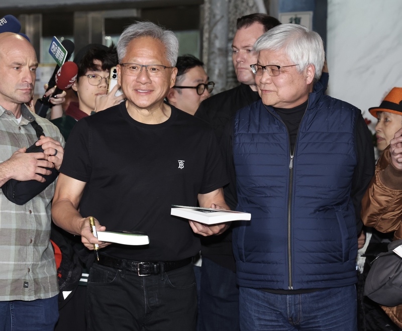 輝達（NVIDIA）執行長黃仁勳（中左）與台積電董事長暨總裁魏哲家（中右）等人1日晚間在台北鄒記食舖餐敘，步出餐廳時接受媒體訪問，也親切為民眾簽名。