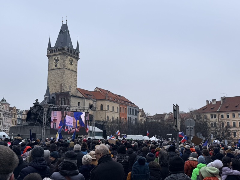 捷克總統帕維爾（Petr Pavel）與外交部長馬欽卡（Petr Macinka）因任命環境部長的爭議簡訊而爆發衝突，捷克「民主百萬時刻協會」1日在布拉格的舊城廣場舉行支持帕維爾集會。（旅捷台灣僑民提供）