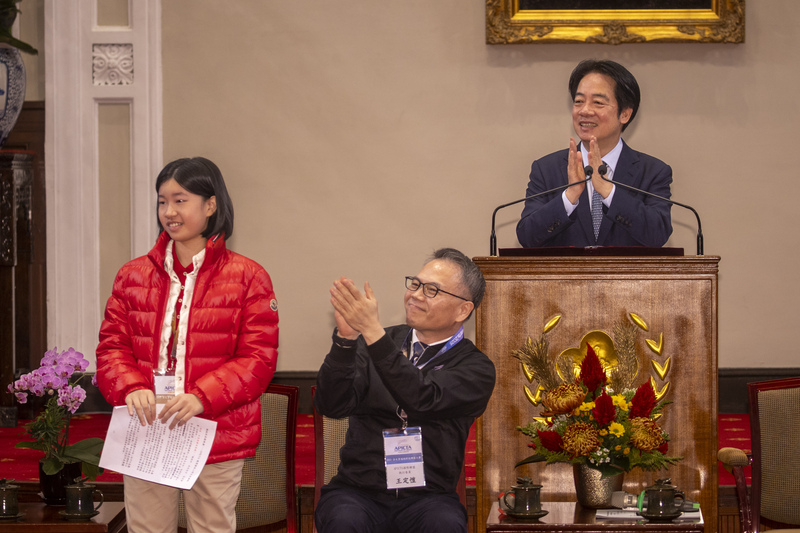 PD
賴總統接見APICTA獲獎代表隊（2）
總統賴清德（右）2日在總統府接見亞太資通訊科技
聯盟大賽APICTA Awards 2025獲獎代表隊，致詞肯定
代表隊的優異表現，並鼓掌喝采。
中央社記者鄭清元攝　115年2月2日
