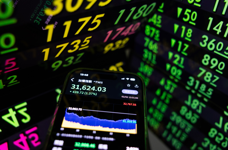 股匯市應聲重挫，儘管央行強力防守，出口商也蜂擁而出拋匯，讓貶勢不至於失速，新台幣兌美元2日收盤收31.59元，仍重貶1.22角。 (圖：中央社)