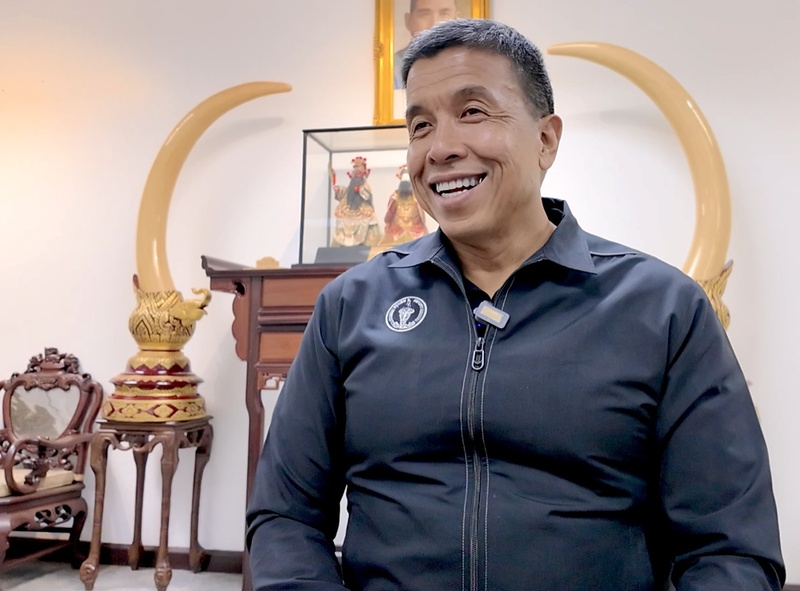 泰國首都曼谷市長查察2022年以過半的高得票率，贏得2014年政變以來首次曼谷市長選舉。他上任以來以親民形象擁有高人氣，他接受中央社專訪時表示，台灣在數位治理與城市管理上的經驗值得曼谷借鏡，台北是理想城市典範。
